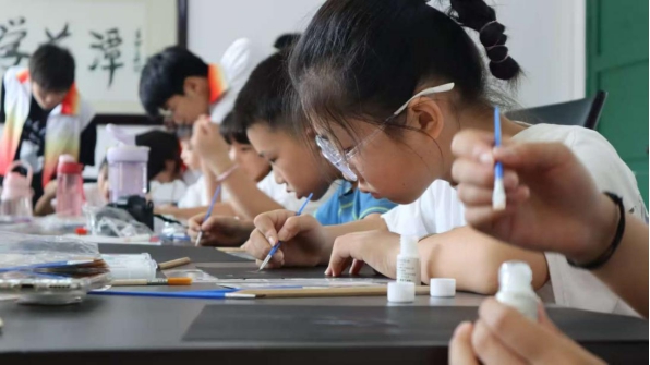 青春畫筆繪雙江 湖南大眾傳媒職院實踐團以美育賦能鄉(xiāng)村振興