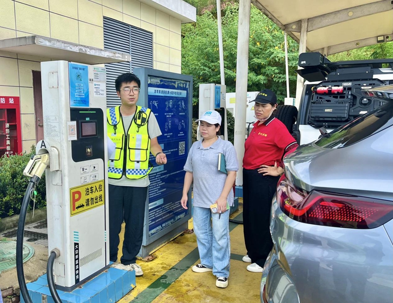 湖南高速湘鄉(xiāng)東服務區(qū)開展充電樁與電動車火災應急處置演練