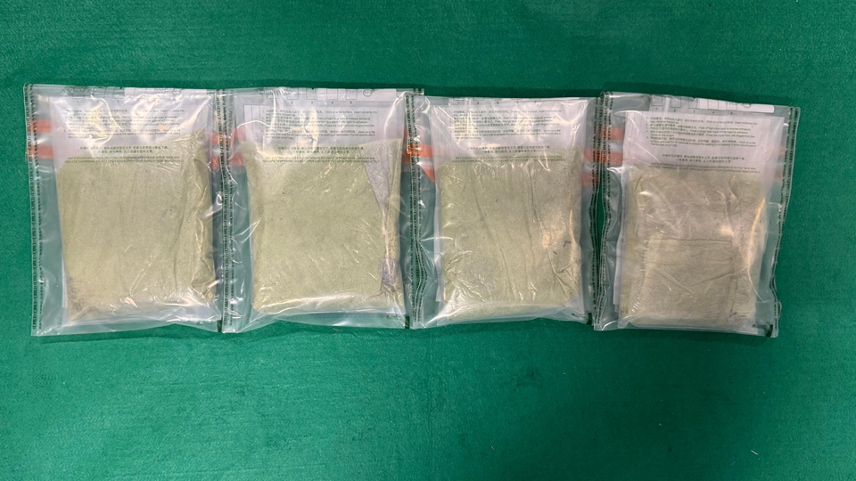 海關(guān)機場檢值110萬元冰毒 拘捕19歲由墨西哥抵港男子