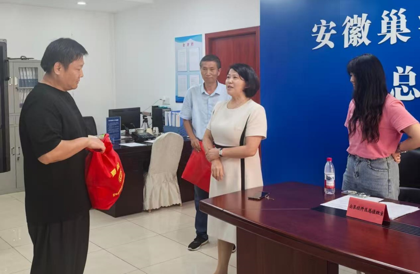 安巢經(jīng)開區(qū)開展「夏送清涼」活動 情系一線暖人心