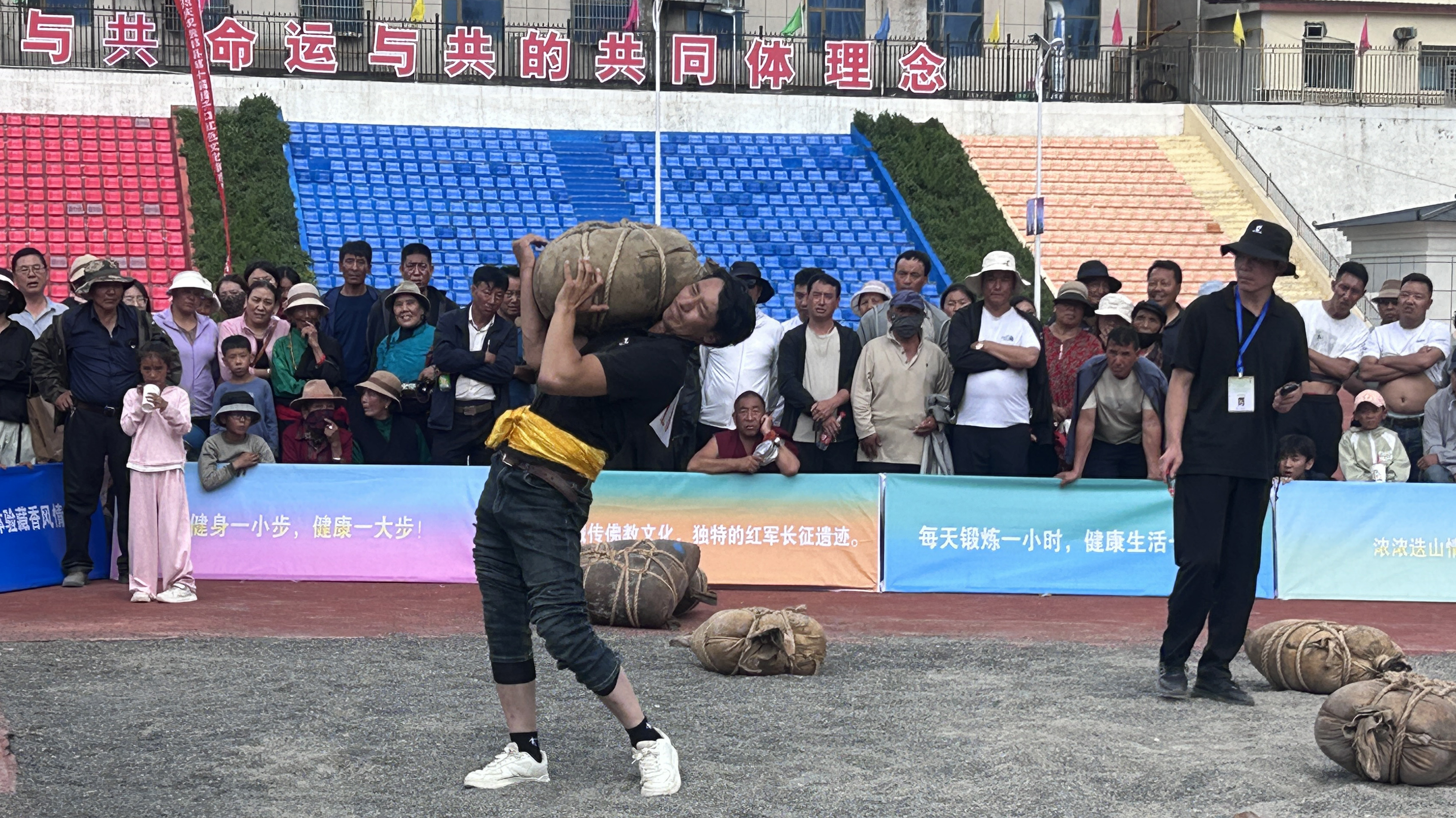 數(shù)百勇士逐鹿「臘子口杯」  安多大力士邀戰(zhàn)甘肅迭部