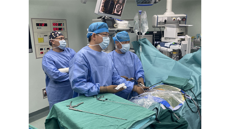 港人腰疾復(fù)發(fā) 在深成功「翻修」 微創(chuàng)手術(shù)助其重獲「無痛人生」