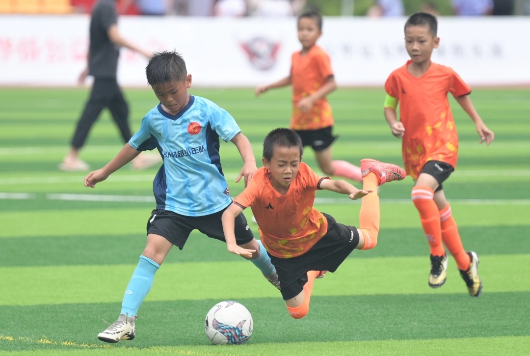 洪水沖不走的足球夢(mèng)：榕江少年扛著災(zāi)後感恩心站上「僑心杯」綠茵場(chǎng)