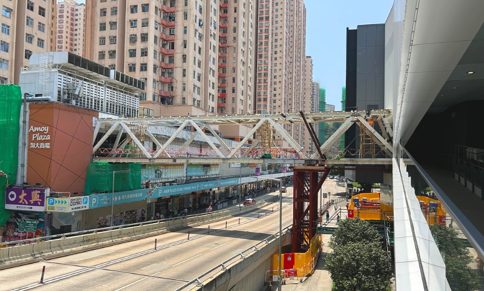 恒?。禾源笊虉?chǎng)新行人天橋完成主體安裝 料明年竣工