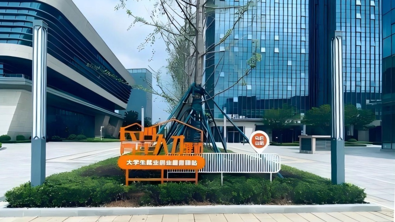 長(zhǎng)沙：俯身托舉「雙肩包」的夢(mèng)想