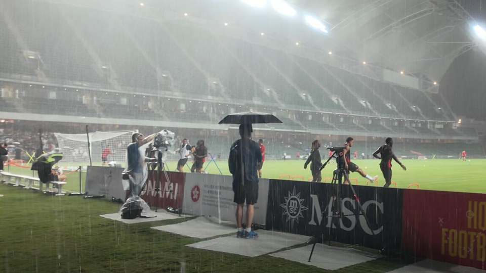 有片｜AC米蘭公開訓(xùn)練遇黃雨