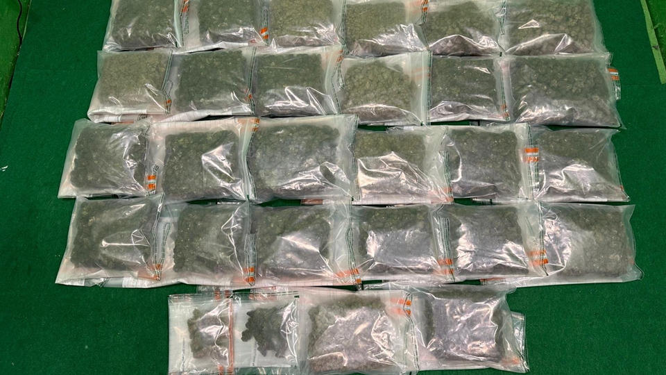 海關(guān)機(jī)場(chǎng)檢值540萬(wàn)元懷疑大麻花 拘捕2名曼谷抵港男子