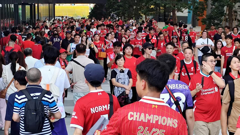 今晚利物浦對戰(zhàn)AC米蘭 啟德現(xiàn)場氣氛熱烈