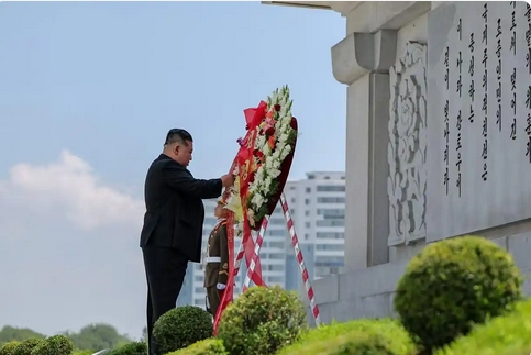 金正恩參謁中朝友誼塔並獻(xiàn)花圈