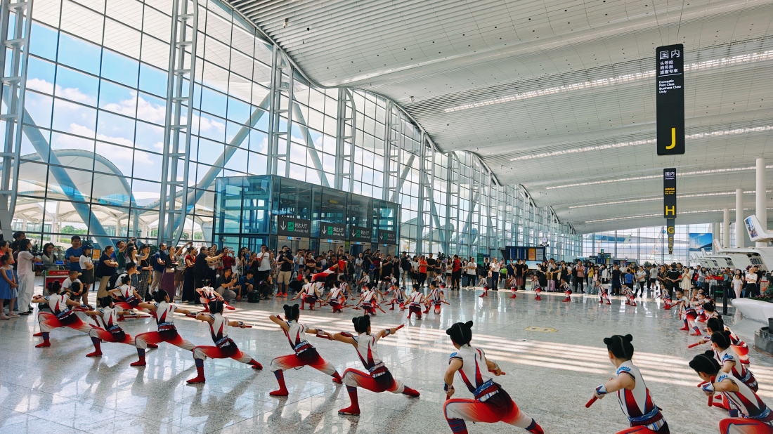有片︱暑運(yùn)老「友」記  這個(gè)暑假白雲(yún)機(jī)場(chǎng)把大小孩子「寵上天」