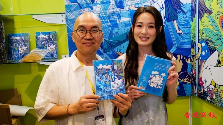 有片丨 《失敗的我被放上了置物架》動漫節(jié)首天熱賣600本 曹志豪蔡潔開發(fā)周邊產(chǎn)品 盼吸引更多讀者