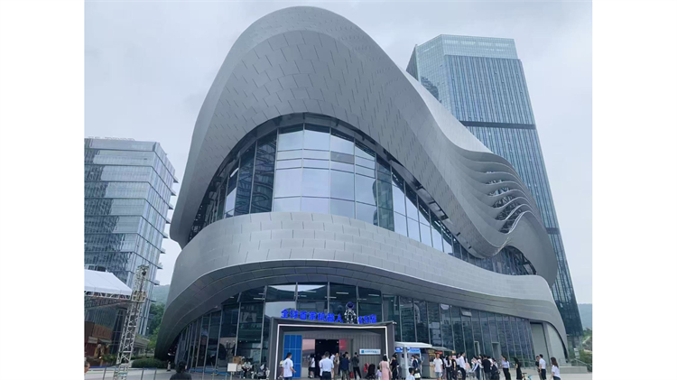 全球首家機(jī)器人6S店登陸深圳！ 展銷售後全場(chǎng)景體驗(yàn)