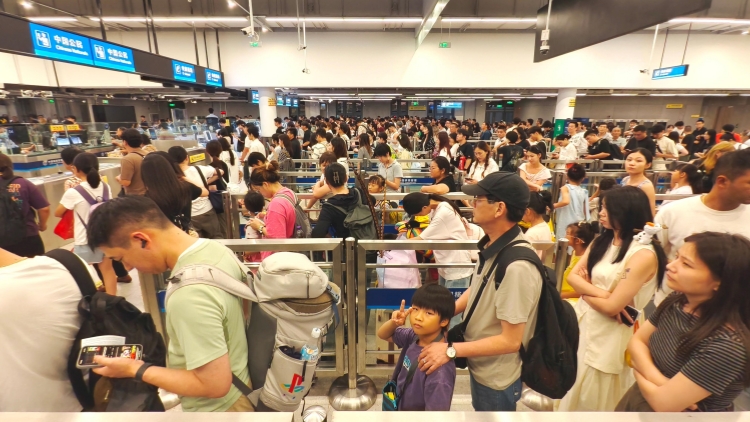 皇崗邊檢站全天共查驗(yàn)出入境人員30.8萬人次 創(chuàng)復(fù)關(guān)以來新高