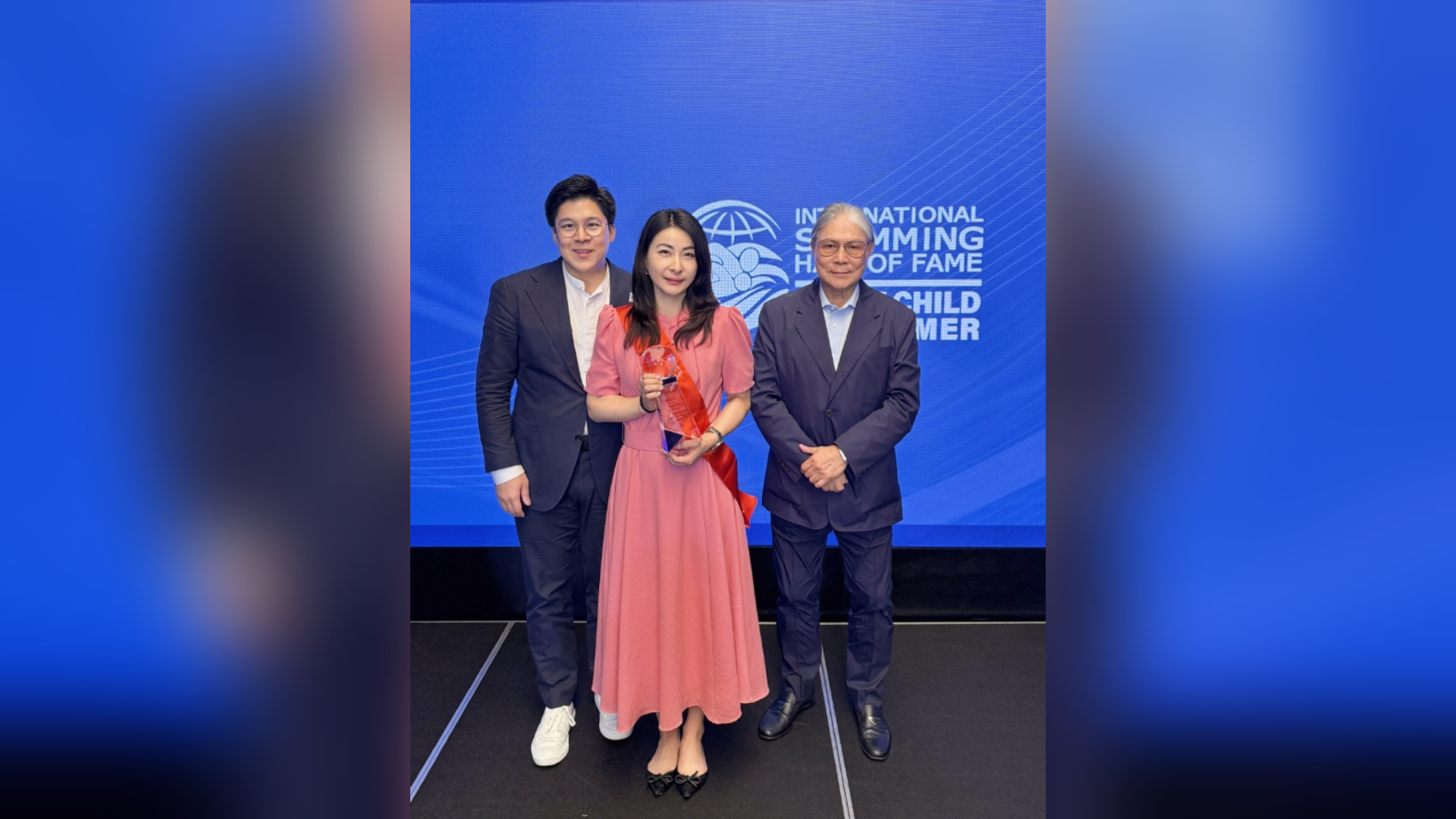 郭晶晶入選國際游泳名人堂 霍啟剛現(xiàn)場見證