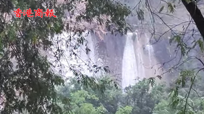 有片丨香港黑色暴雨警告生效 筲箕灣耀興道現(xiàn)「瀑布群」