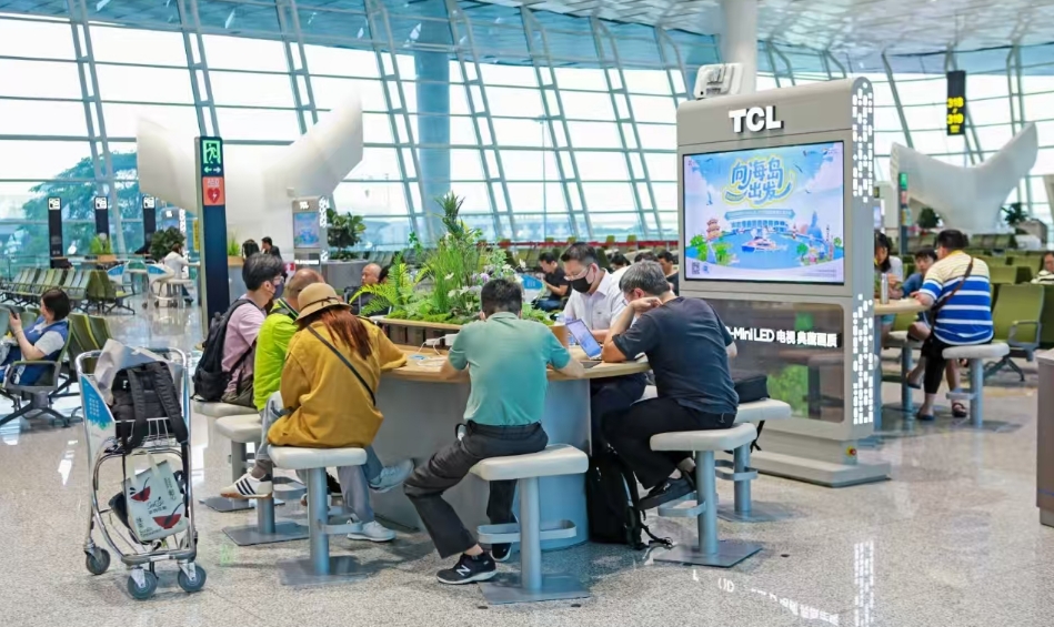 設(shè)施煥新+服務(wù)開掛！旅客跨境出遊「爽感拉滿」 深圳機(jī)場持續(xù)提升國際航班旅客服務(wù)體驗(yàn)
