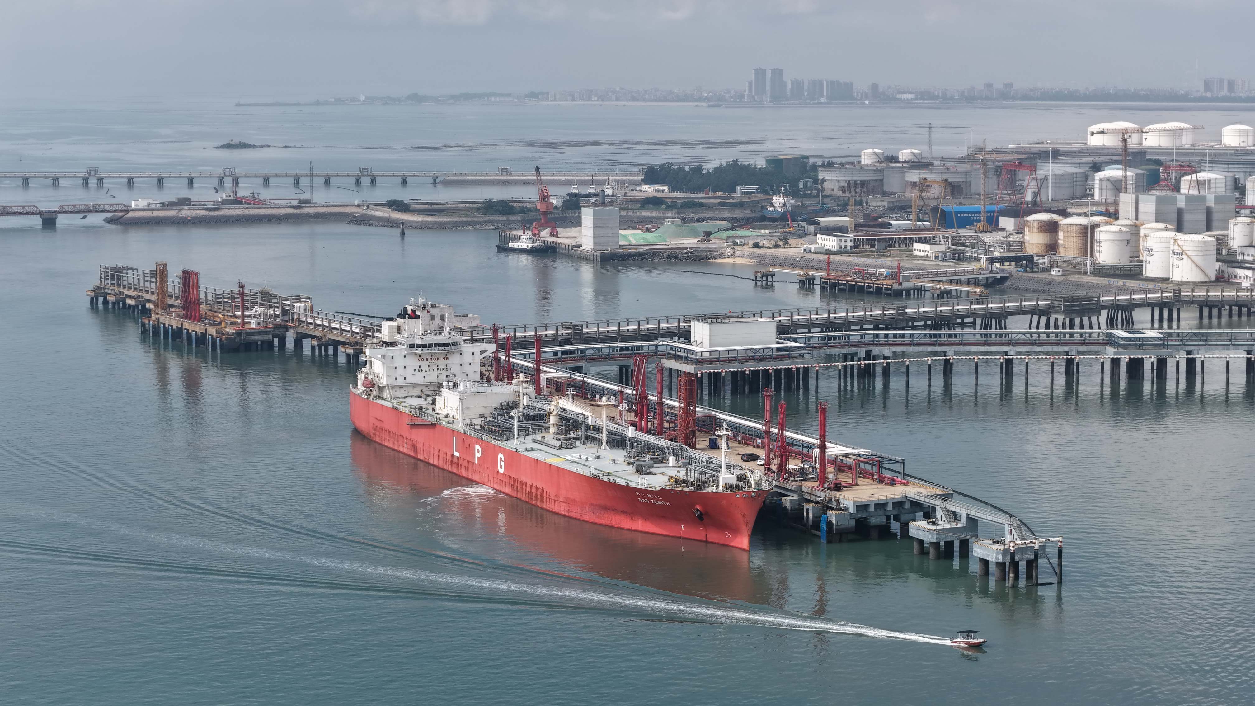 百宏化學(xué)首艘進(jìn)口丁烷船靠泊泉港中燃碼頭 「船-港-廠」直輸模式為石化產(chǎn)業(yè)賦能