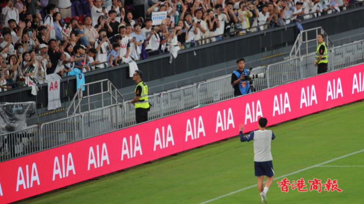 【圖集】熱刺今晚啟德公開訓(xùn)練 孫興民最受歡迎 場內(nèi)掛滿7號(hào)球衣