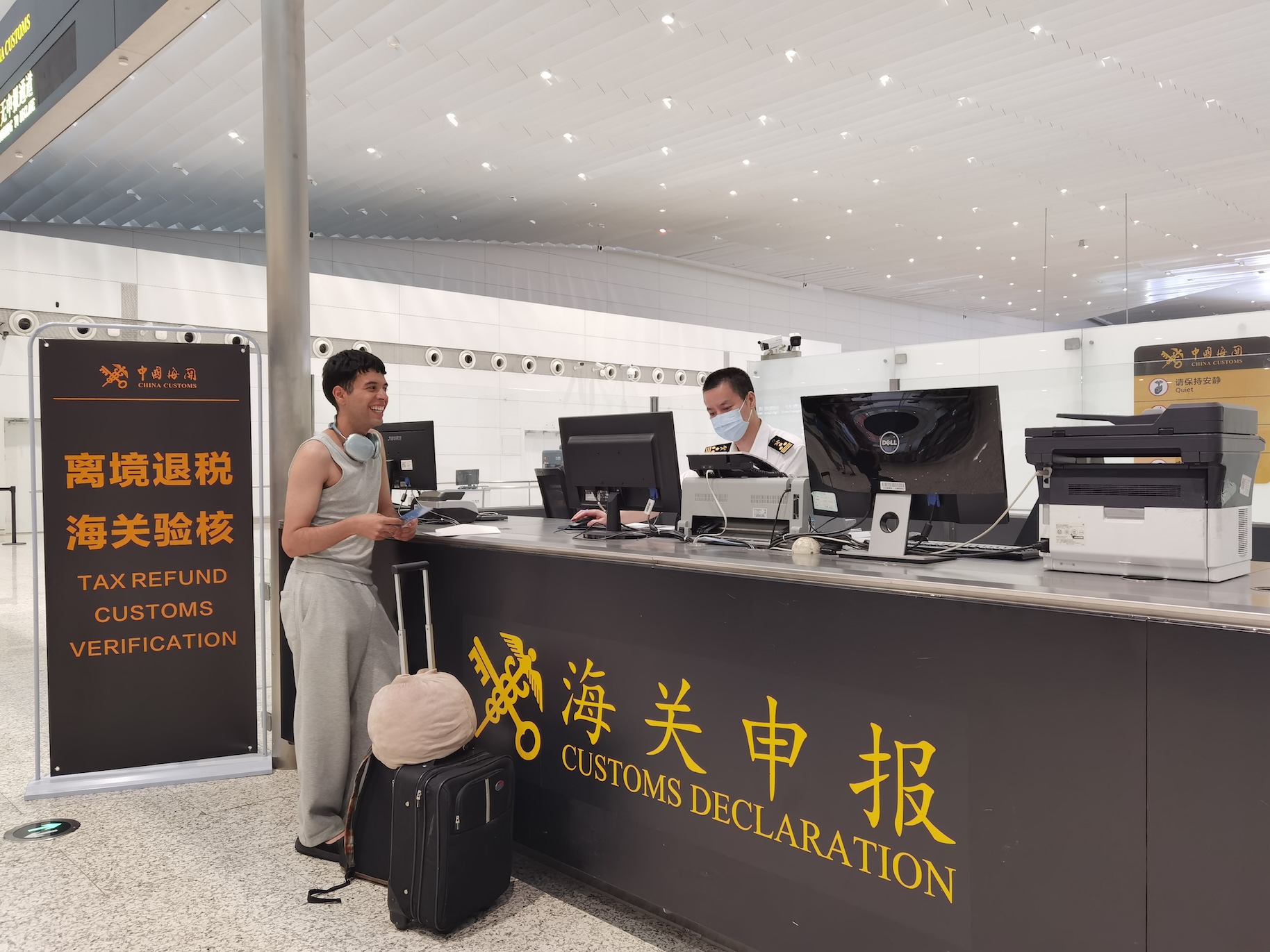 離境退稅激發(fā)消費(fèi)新動(dòng)能 上半年廣州口岸離境退稅申請金額超2億元