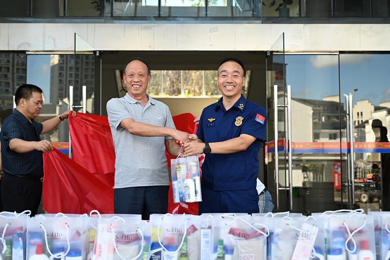 皖祁門縣：商會「送清涼」致敬「火焰藍(lán)」