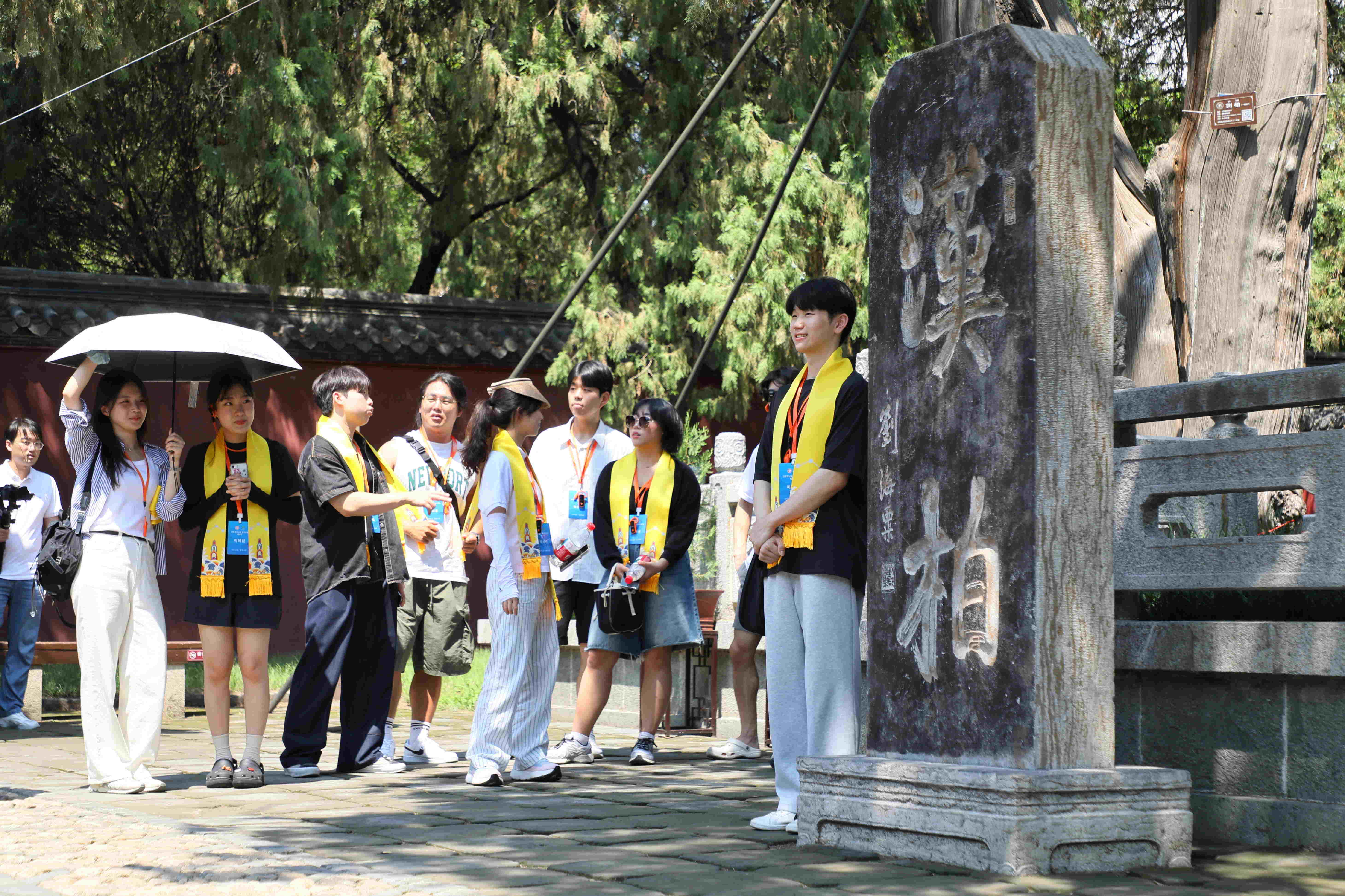 百名韓國青年逛岱廟、爬泰山：2025中韓青年大聯(lián)歡訪華團(tuán)抵山東泰安