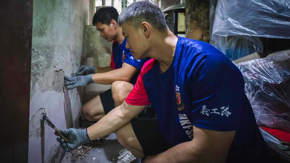 消防處義工隊(duì)助住戶修葺失修牆身 改善長(zhǎng)者居住環(huán)境