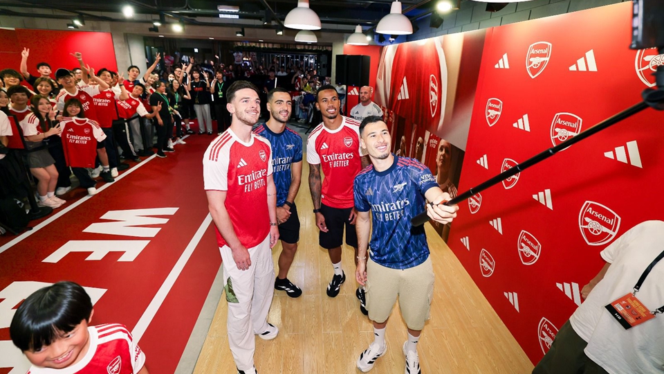 阿仙奴球星出席見面會(huì)活動(dòng) 與球迷互動(dòng)顯親民