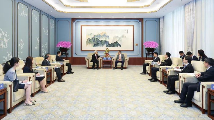 夏寶龍會(huì)見香港保監(jiān)局主席姚建華、行政總監(jiān)張雲(yún)正一行