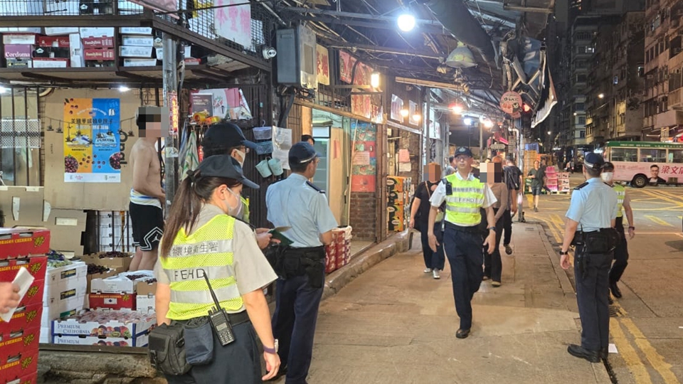 警方聯(lián)同食環(huán)署油麻地打擊阻街及交通違例 發(fā)14張告票