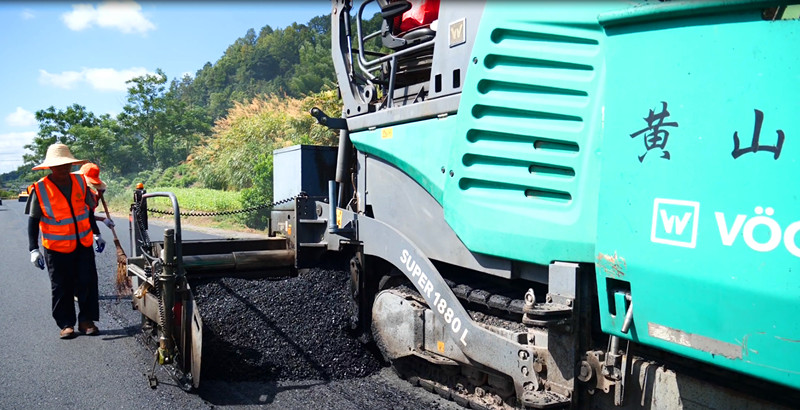  皖休寧公路：奮戰(zhàn)三伏天 守護(hù)平安行