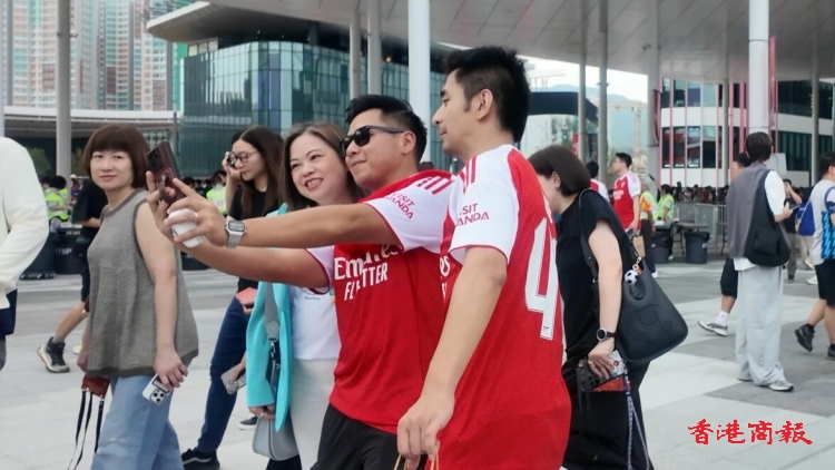 有片丨北倫敦打吡啟德上演 文體旅局長羅淑佩獲球迷「集郵」顯親和力