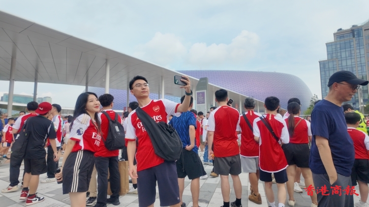 有片丨北倫敦打吡啟德即將開打 阿仙奴球迷雲(yún)集啟德