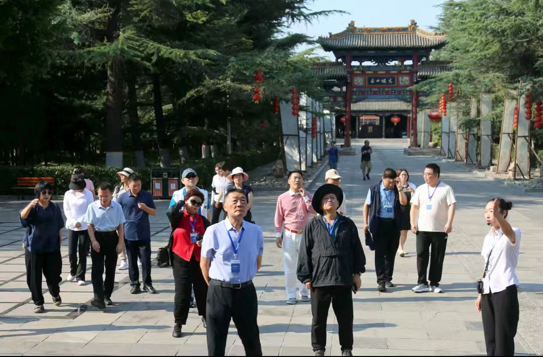 第十屆著名作家看山西採(cǎi)風(fēng)活動(dòng)走進(jìn)臨汾市堯都區(qū)