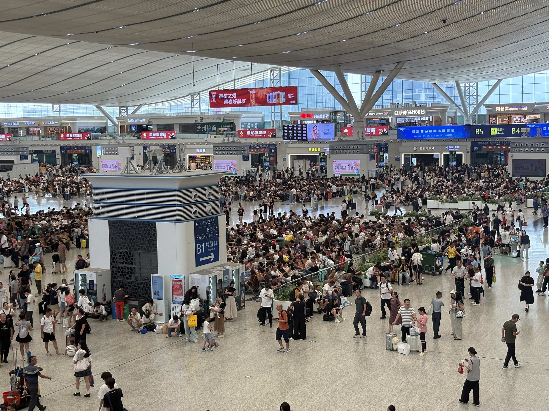 暑運過半 國鐵廣州局發(fā)送旅客超6000萬人次 