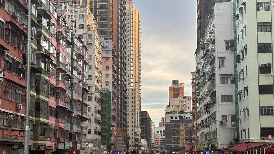 【來(lái)論】從「三無(wú)大廈」到「聯(lián)廈聯(lián)管」——樓齡漸高風(fēng)險(xiǎn)增 制度漸健守安全