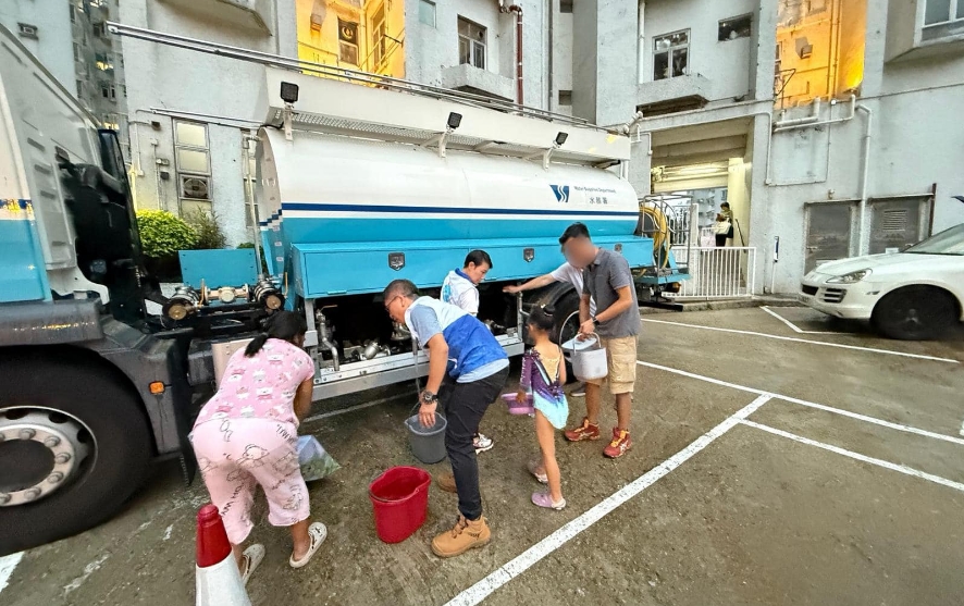 屯門青山公路黑雨後爆水管 區(qū)議員及關(guān)愛隊全力支援居民