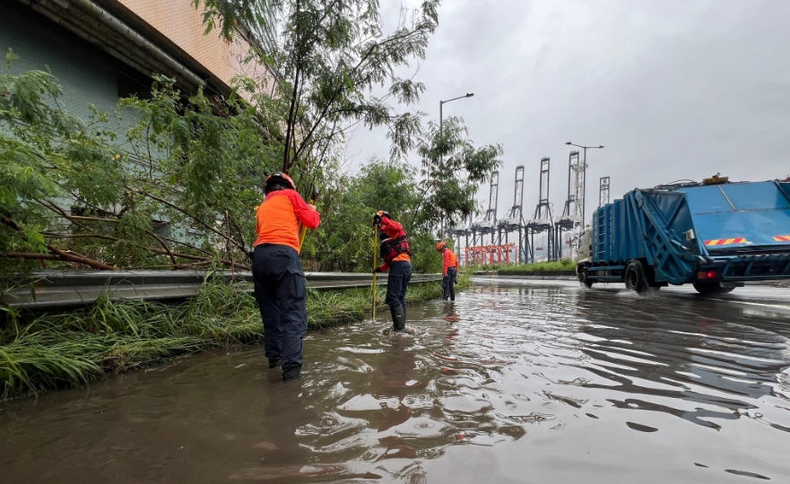 民安隊水災(zāi)救援隊黑雨各區(qū)巡邏 處理積水疏通道路