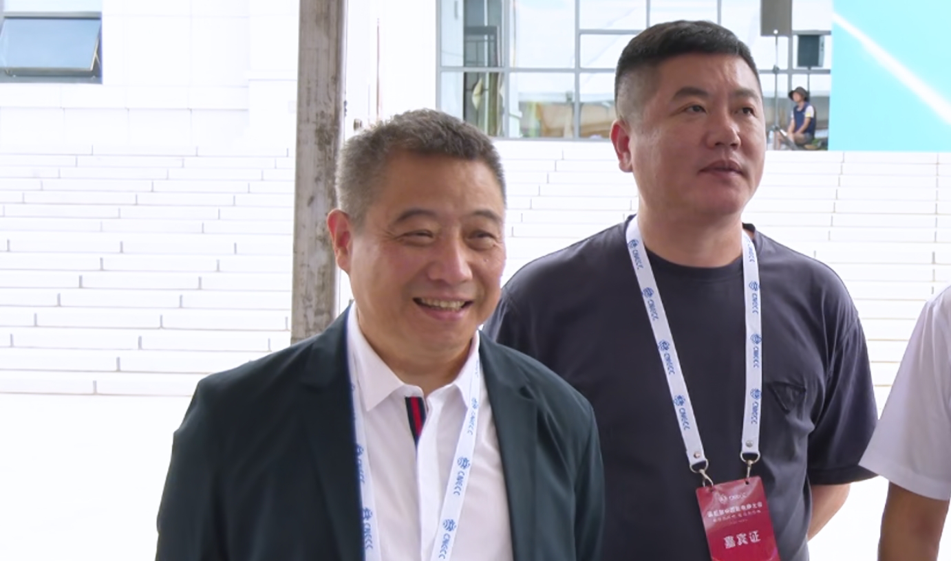 香港商報社總經(jīng)理戴傑參觀第五屆中國新電商大會外場展位