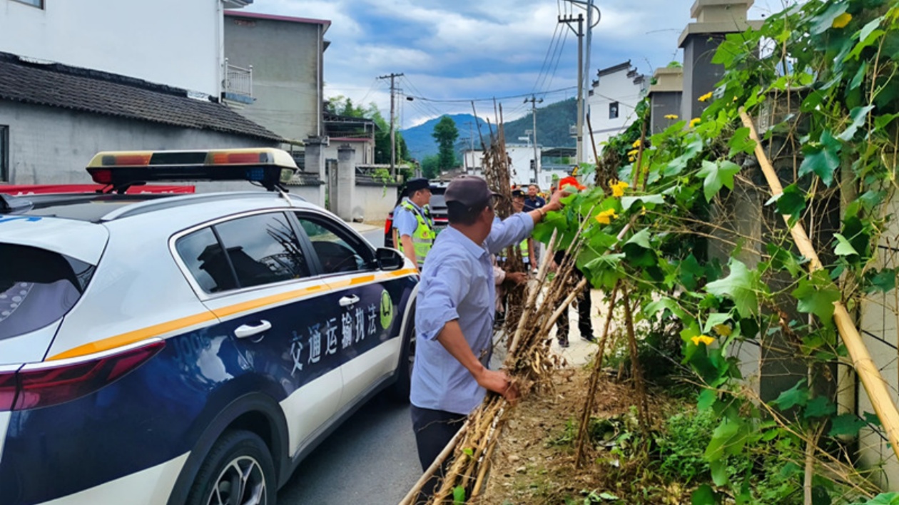 皖休寧縣開展路域環(huán)境集中整治行動