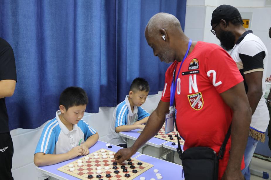 【機(jī)遇中國(guó)·多彩泰安】中外棋盤對(duì)話，大師「手談」點(diǎn)亮多彩鄉(xiāng)村課堂