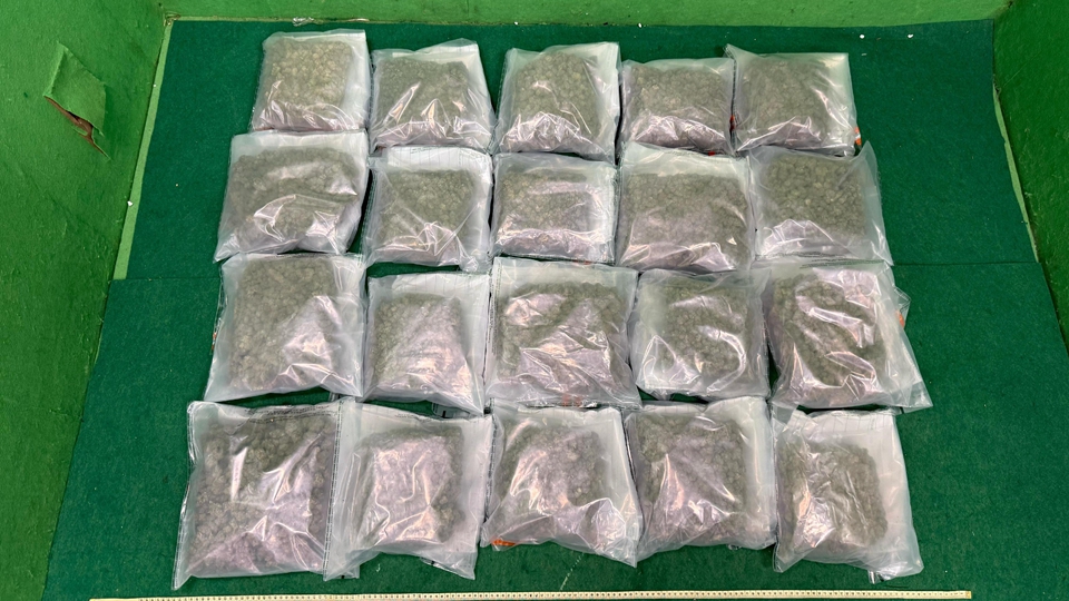 海關(guān)機(jī)場(chǎng)檢值400萬(wàn)元 拘捕2名從曼谷抵港男旅客