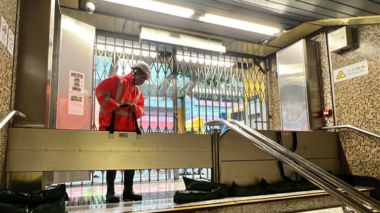 港鐵黑雨加強(qiáng)巡查 確保防洪設(shè)備運(yùn)作正常