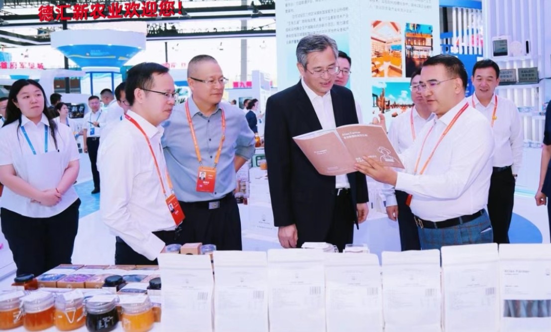自治區(qū)黨委副書記、兵團(tuán)黨委書記、政委何忠友考察德匯新農(nóng)業(yè)