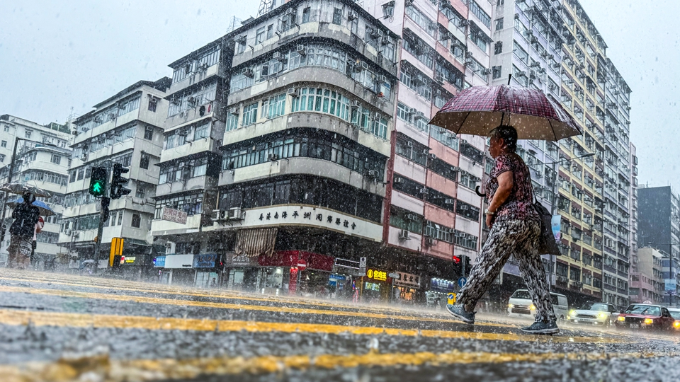 黑雨持續(xù)生效逾11小時 政府各部門全力應對暴雨對本港造成影響