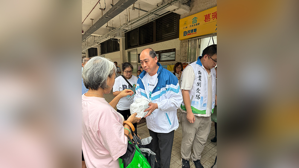 煤氣公司義工隊(duì)在暴雨下支援基層家庭