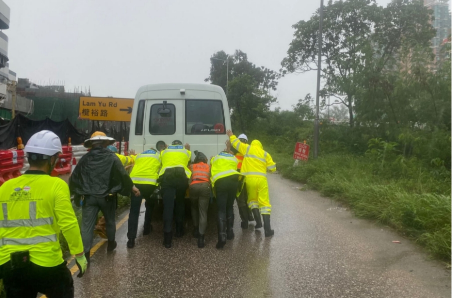 黑雨襲港 警員謹(jǐn)守崗位冒雨助司機(jī)脫險