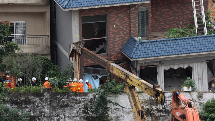 直擊廣州大源村山體滑坡現(xiàn)場，救援人員全力搜救中