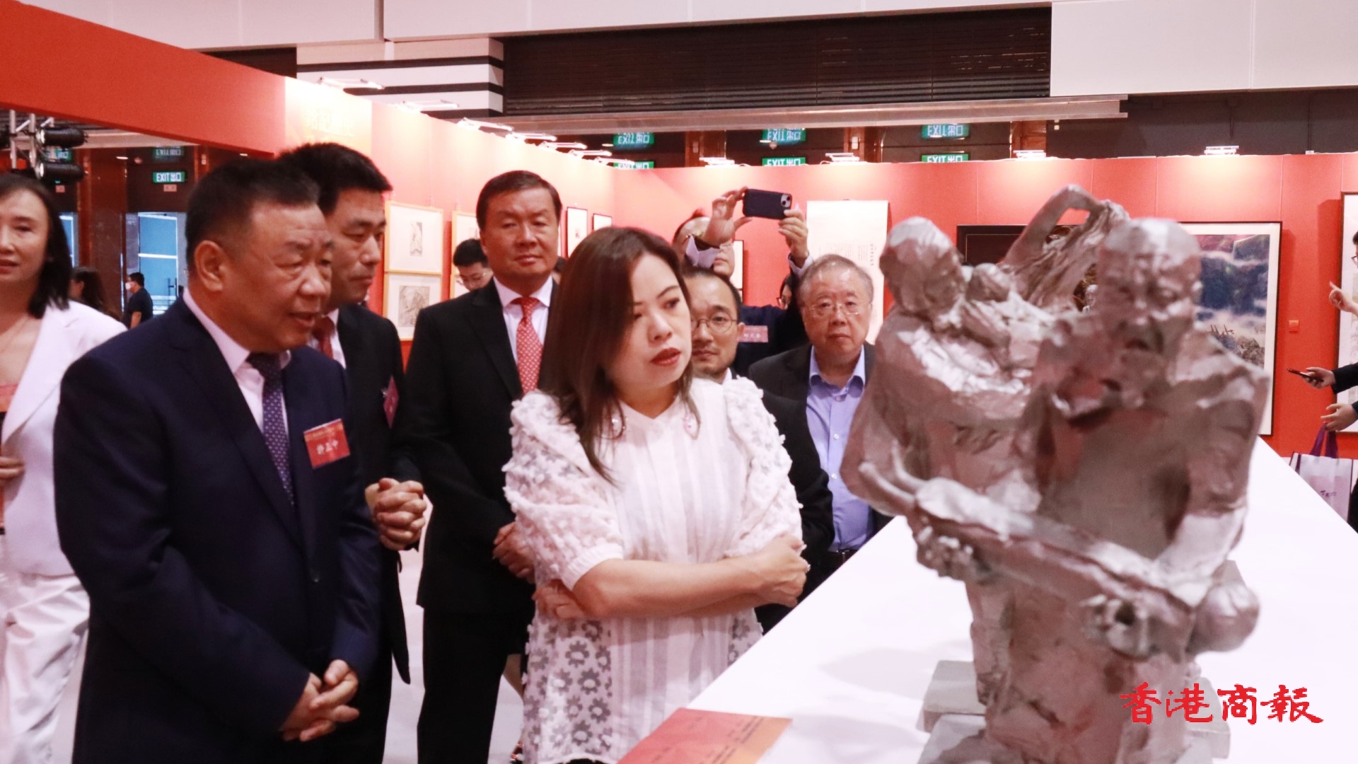 有片｜「銘記歷史 珍愛和平」名家名作展開幕 展出逾200幅作品 傳承抗戰(zhàn)歷史記憶