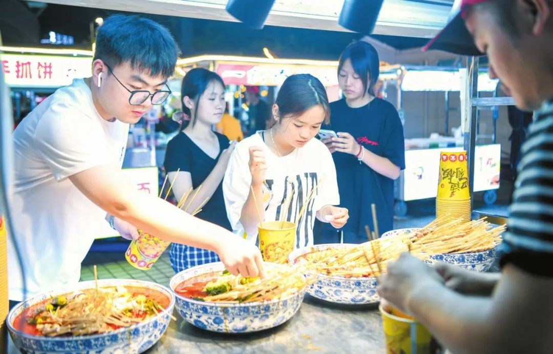 海口市瓊山區(qū)攀丹社區(qū)打造公益夜市 流動攤主有了「家」