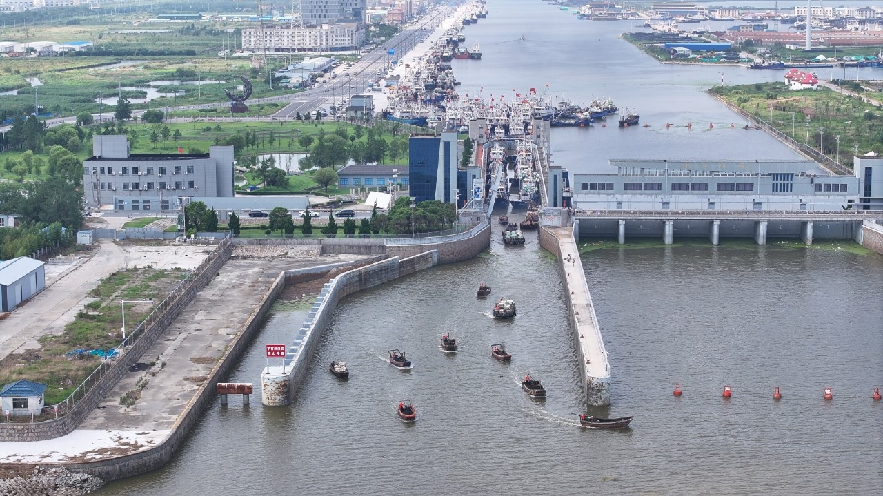 江蘇如東：黃海「小開漁」 200餘艘漁船向?！笭?zhēng)鮮」